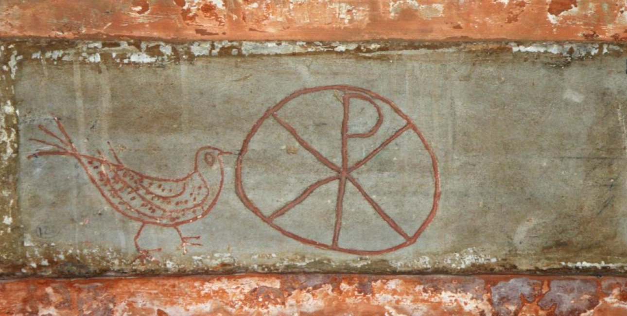 Kristus-monogram fra gravsted i Basilica di San Lorenzo Fuori le Mura Rom. Det er et Jesus-symbol, eller kristus-symbol, som man ser i flere kirker. Foto: Flickr - Holly Hayes 