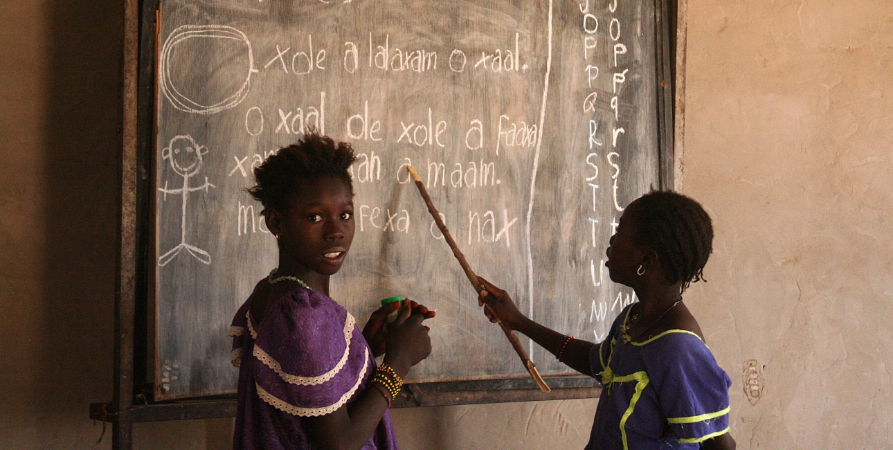 Læsetræning, her i Senegal, støttet af landets bibelselskab. Her ses 2 elever i læseskole i Dagadaoud, Senegal. Foto: Joaquim Dassonville