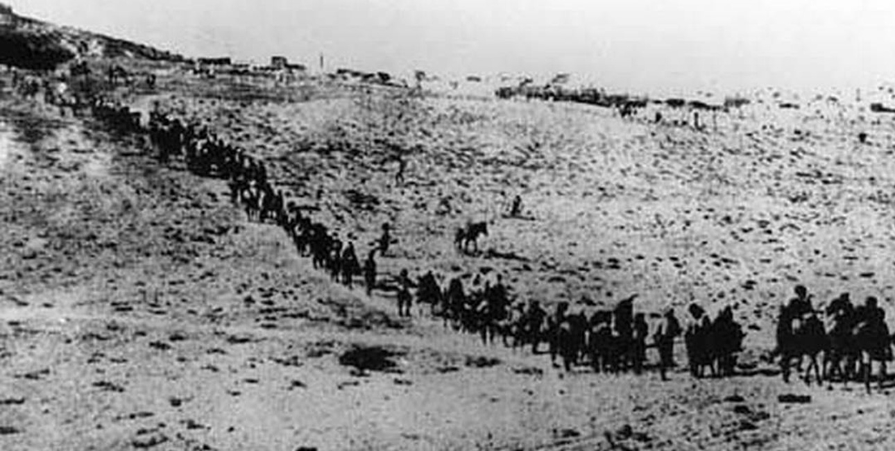 I 1915 deporterede osmannerne det armenske folk til ørkenen. Mange kvinder begik selvmord efter at have taget livet af deres børn for at skåne dem for pinslerne. Foto: Armenian Genocide Museum.