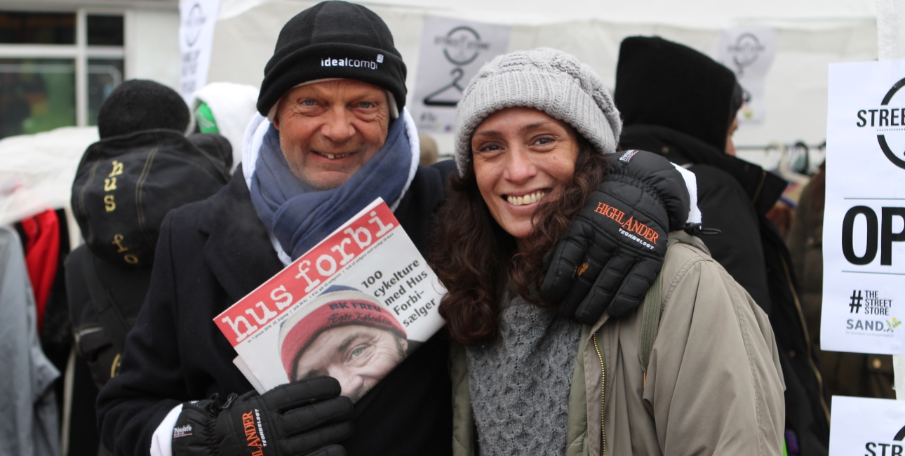 Flere hjemløse tog imod tilbuddet om en bibel, som blev overrakt af Bibelselskabets værtinde Connie Terndrup (th) under en bibeluddeling i vinter. Foto: Jeppe Sloth Carlsen