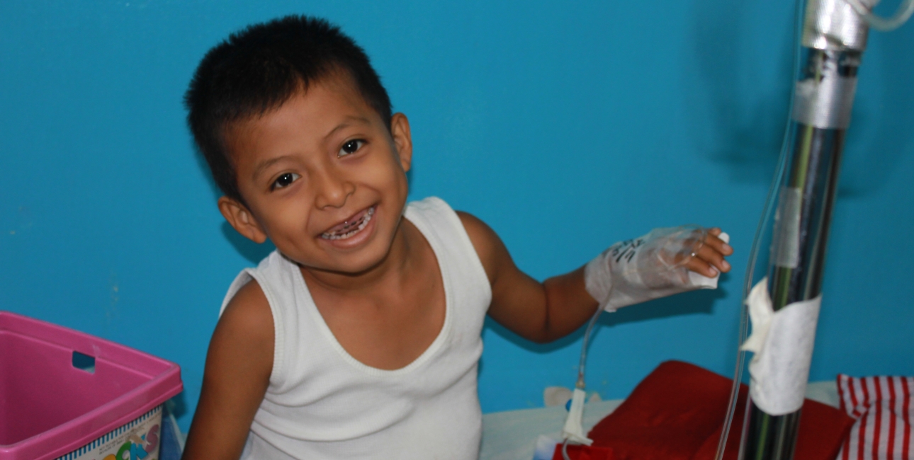 Hasel Ernesto Polanco Gómez fra Nicaragua på hospitalet. Danske givere har i flere år støttet de kræftramte børn i Nicaragua med blandt andet bibler. Foto: Bibelselskabet. 