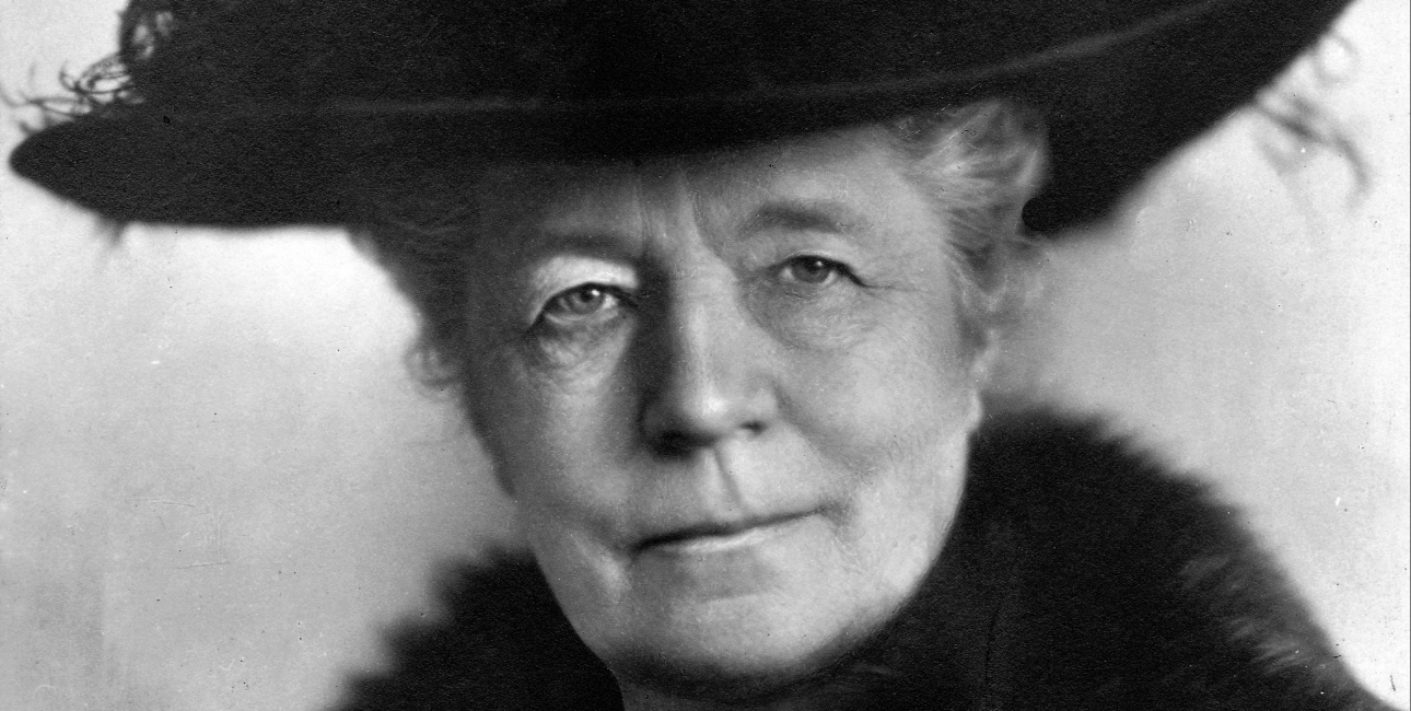 Selma Lagerlöf hentede stor litterær inspiration i Bibelen. Der findes kristne referencer i mange af hendes fortællinger bl.a. Kristuslegender, Legenden om juleroserne, Jerusalem, Antikrists mirakler og Kejseren af Portugalien. Og kristne temaer som skyld, forsoning og tilgivelse bliver også udforsket i hendes mest berømte roman Niels Holgersens forunderlige rejse gennem Sverige. Foto: Wikimedia Commons.