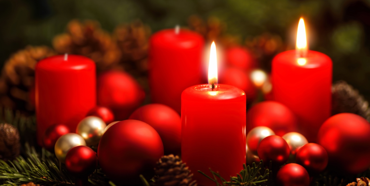 Adventskrans med to tændte lys. Foto: Shutterstock.