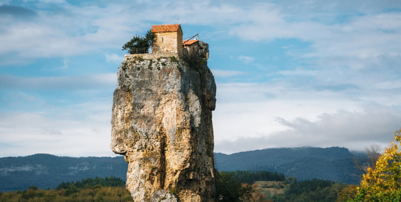 Hus på klippetop. Foto: Andrei Bortnikau / Shutterstock.