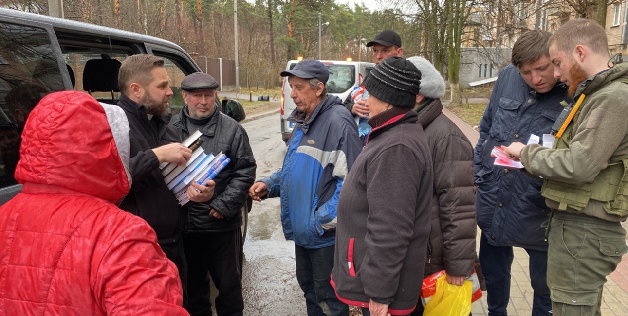 Bibeluddeling i Ukraine. Foto: Det Ukrainske Bibelselskab.