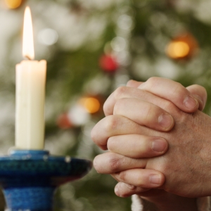 I julen kan minderne om den, man har mistet, skylle ind over hver en grangren, hver en julesang og hvert et forventningsfuldt barn. Foto: Colourbox.