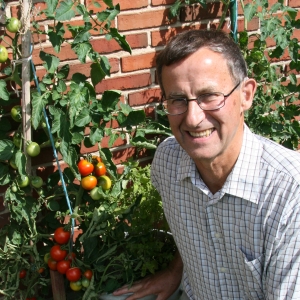 Botaniker og forfatter Hans Arne Jensen står bag et nyt studiekredsmateriale om Bibelens planteverden. Privatfoto.