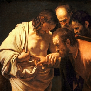 Da de andre disciple fortæller Thomas, at de har set den opstandne Kristus, vil Thomas kun tro det, hvis han selv kan stikke fingrene i Jesus’ sår. Han vil selv kunne sikre sig, at det faktisk er Jesus. Maleri af Caravaggio, 1602. Kilde: Wikimedia Commons.