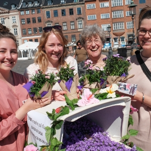 Bibelselskabets ansatte og frivillige inden det gik løs med uddelingen af de 100 forårsblomster. Foto: Rune Hansen.