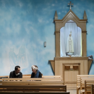 Emmanuel arbejdede i byggebranchen. Da han ragede uklar med sin arbejdsgiver, blev passet inddraget og lønnen tilbageholdt. Nu kommer han i den katolske kirke, hvor han får et måltid mad. Her studerer han hver dag Bibelen, som han fik af James fra Bibelselskabet. Foto: Les Kaner