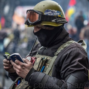 Soldat læser i Ny Testamente. Foto: De Forenede Bibelselskaber