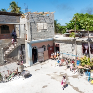 Skolegård, Haiti. Foto: Andrea Rhodes