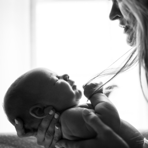 Kvinde med baby. Foto: Unsplash.