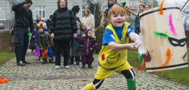 Pippi slår katten af tønden