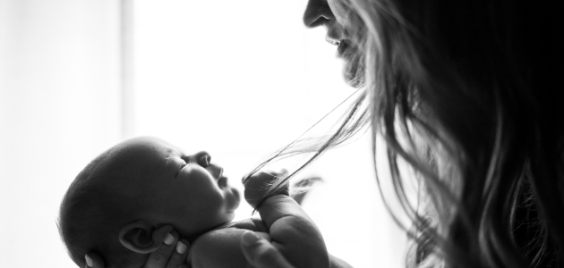 Kvinde med baby. Foto: Unsplash.