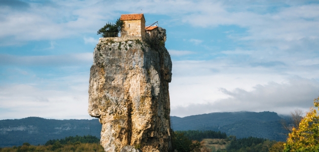 Hus på klippetop. Foto: Andrei Bortnikau / Shutterstock.