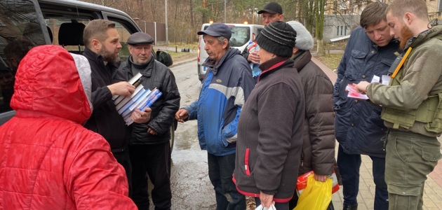 Bibeluddeling i Ukraine. Foto: Det Ukrainske Bibelselskab.