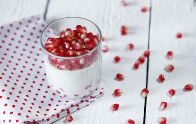 Drænet yoghurt med granatæblekerner