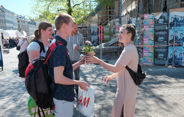 Et frisk kærestepar snuppede hurtigt en blomst med hver, som de ville forære til nogle på deres vej. Foto: Rune Hansen.