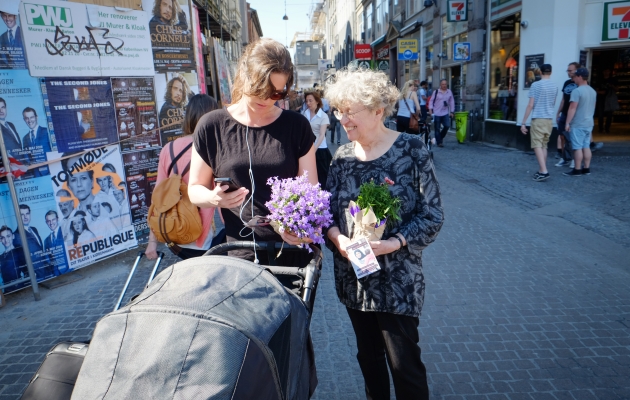 Flere greb telefonen med det samme og støttede indsamlingen på enten SMS eller MobilePay. Foto: Rune Hansen.