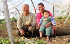 Hou Gangyo + familie. Foto: De Forenede Bibelselskaber